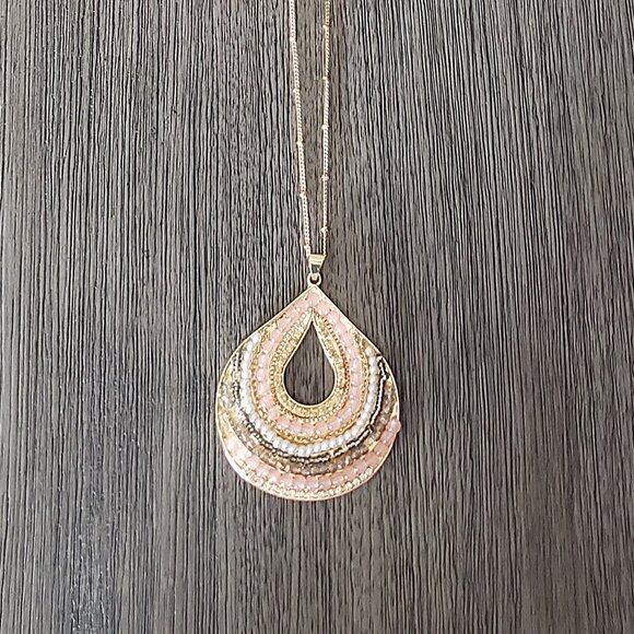 STATEMENT NECKLACE - Long gold and pink beaded medallion - Picture 3 of 6